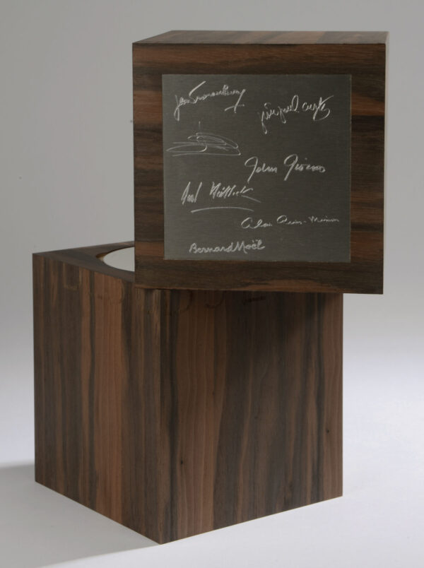 Les mots sont des objets Poésie / Performance 1984 Vidéo, 20’, Sculpture en noyer, Technique mixte, 34 x 16 cm, Gravure au laser du titre sur les 4 faces extérieures de la sculpture s’ouvrant, avec : Gravure des signatures de chacun des artistes et auteurs filmés sur plaque d’aluminium brossé de 12 x 12 cm : Jean-François BORY, Jean-Paul CURTAY, Frédéric DEVELAY, John GIORNO, Bernard HEIDSIECK, Alain ARIAS-MISSON, Bernard NOEL. Dvd de la vidéo dans la 1/2 partie basse intérieure, Édition réalisée en 3 exemplaires numérotés et signés, avec certificat
