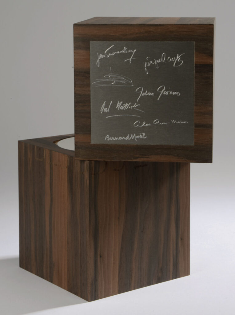 Les mots sont des objets Poésie / Performance 1984 Vidéo, 20’, Sculpture en noyer, Technique mixte, 34 x 16 cm, Gravure au laser du titre sur les 4 faces extérieures de la sculpture s’ouvrant, avec : Gravure des signatures de chacun des artistes et auteurs filmés sur plaque d’aluminium brossé de 12 x 12 cm : Jean-François BORY, Jean-Paul CURTAY, Frédéric DEVELAY, John GIORNO, Bernard HEIDSIECK, Alain ARIAS-MISSON, Bernard NOEL. Dvd de la vidéo dans la 1/2 partie basse intérieure, Édition réalisée en 3 exemplaires numérotés et signés, avec certificat