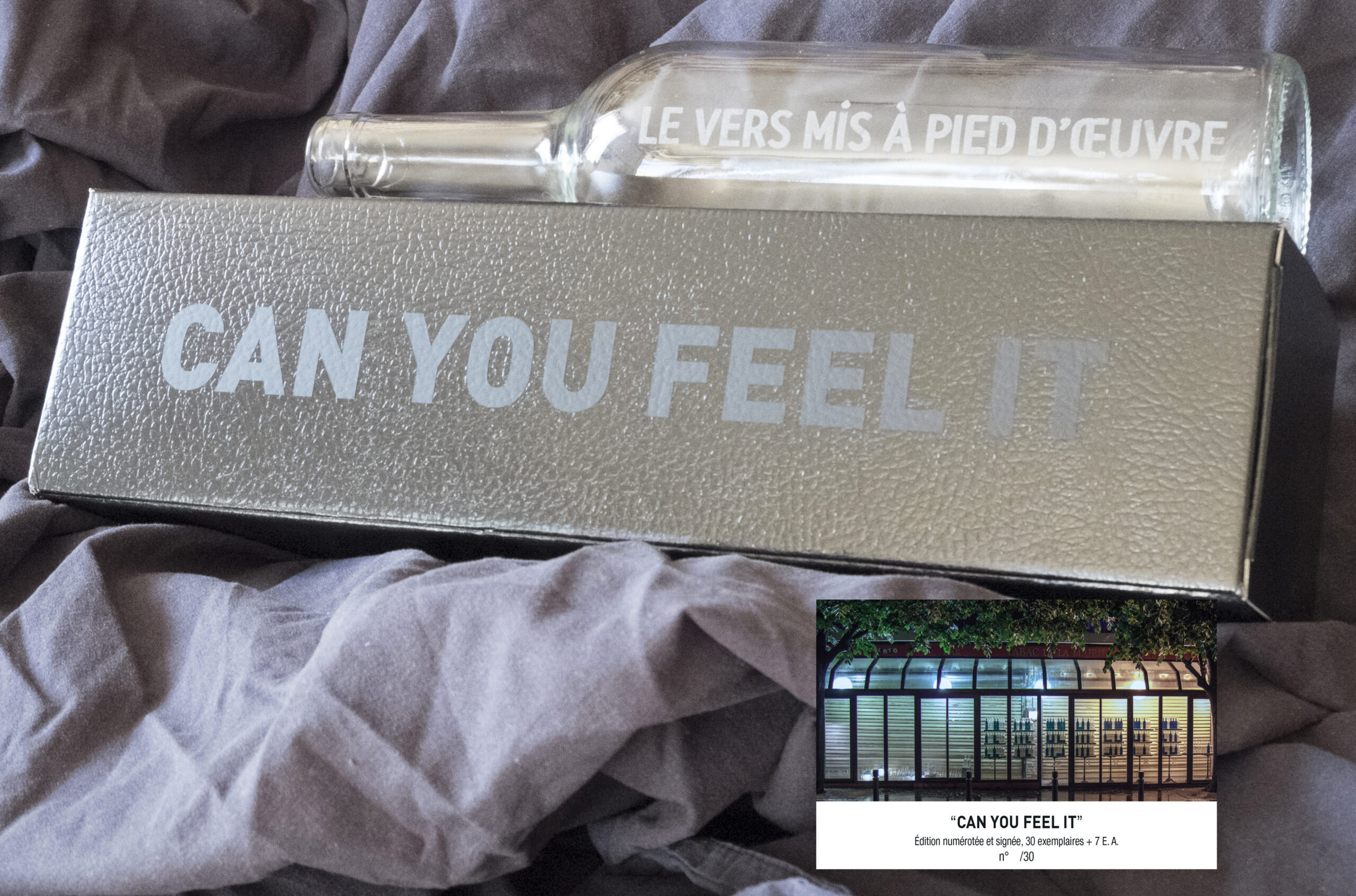 CAN YOU FEEL IT Edition numérotée signée. 30 exemplaires + 7 E. A. Bouteille gravée, coffret, photo de l’installation 34 x 9 x 9 cm
