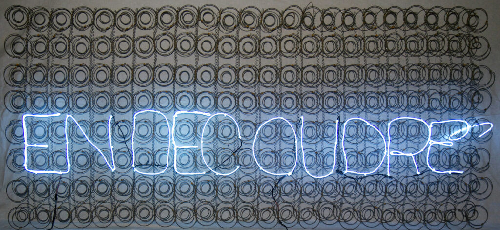 EN DECOUDRE Technique mixte, sommier et fil électroluminescent 185 x 85 x 14 cm