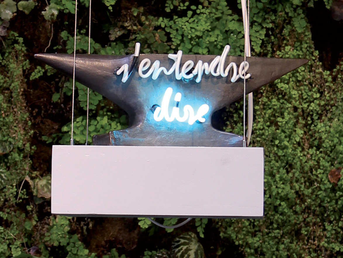 La fatigue du papier n° 80 Technique mixte, terre cuite émaillée et néon 16,5 x 49 x 15,5 cm