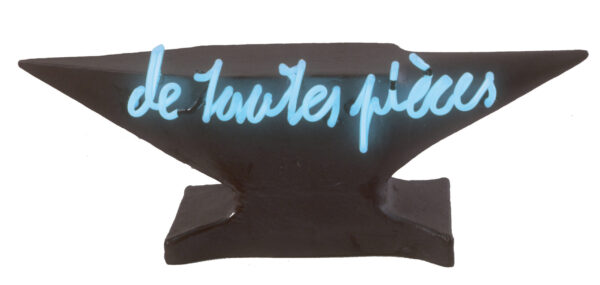 La fatigue du papier n° 78 Technique mixte, terre cuite émaillée et néon 16,5 x 49 x 15,5 cm