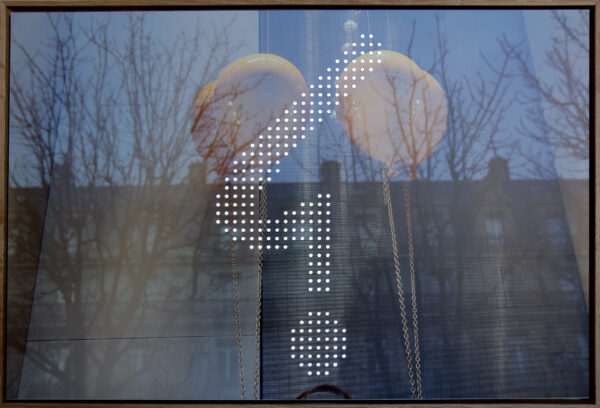 Point d'ironie 2 Tirage photo unique sur dibond, éclairage par leds, encadrement caisse américaine chêne 93 x 65 cm