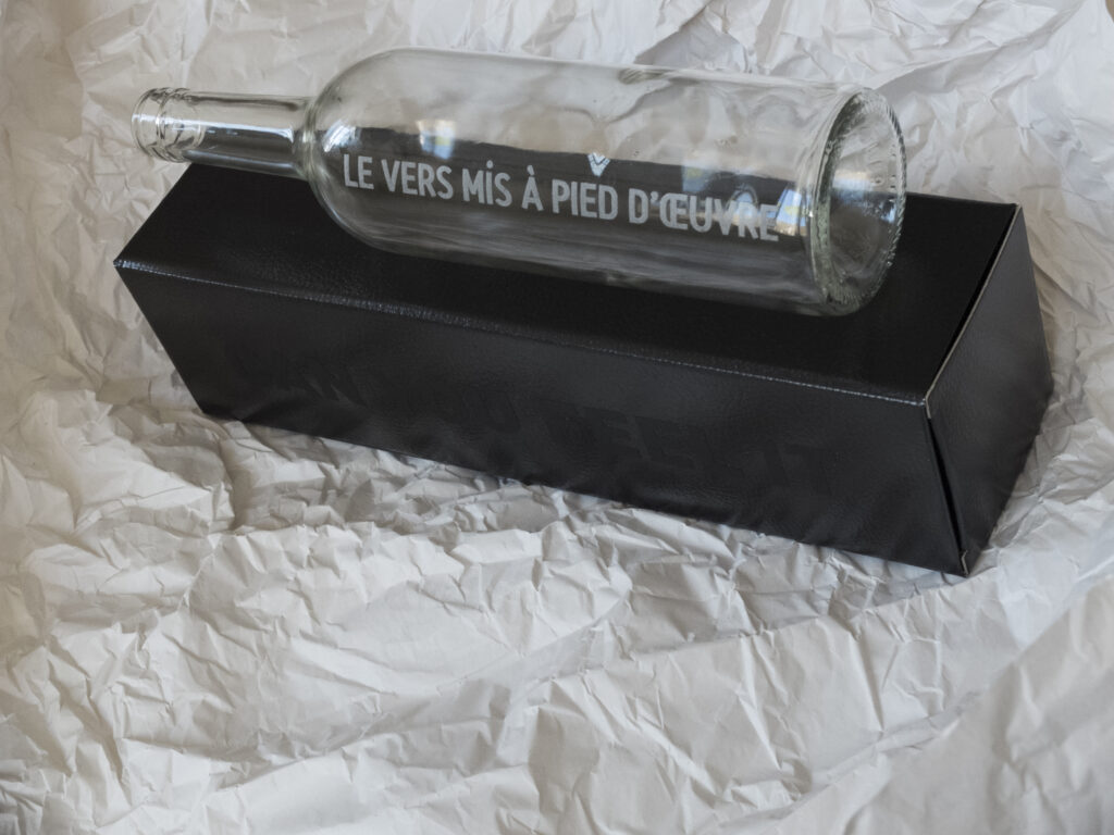 Can you feel it Edition numérotée signée. 30 exemplaires + 7 E. A. Bouteille gravée, coffret, photo de l’installation 34 x 9 x 9 cm