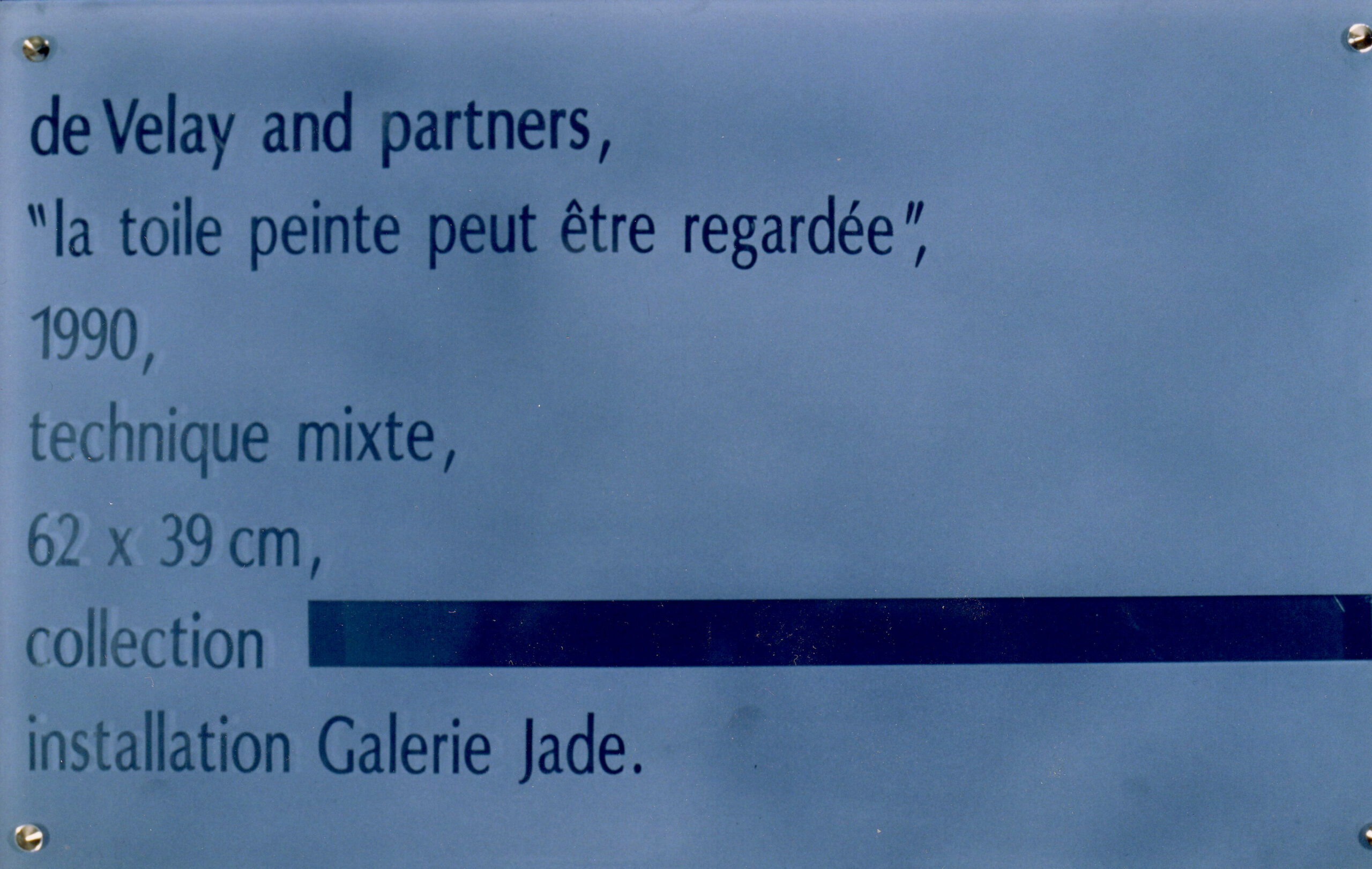 La fatigue du papier n° 24 Gravure et sablage sur plexiglas 60 x 40 x 40 cm Deux séries de 16 cartels, selon les permutations logiques de : “Le texte écrit peut-être lu” et “La toile peinte peut-être regardée”. Le nom du collectionneur est ensuite ajouté.