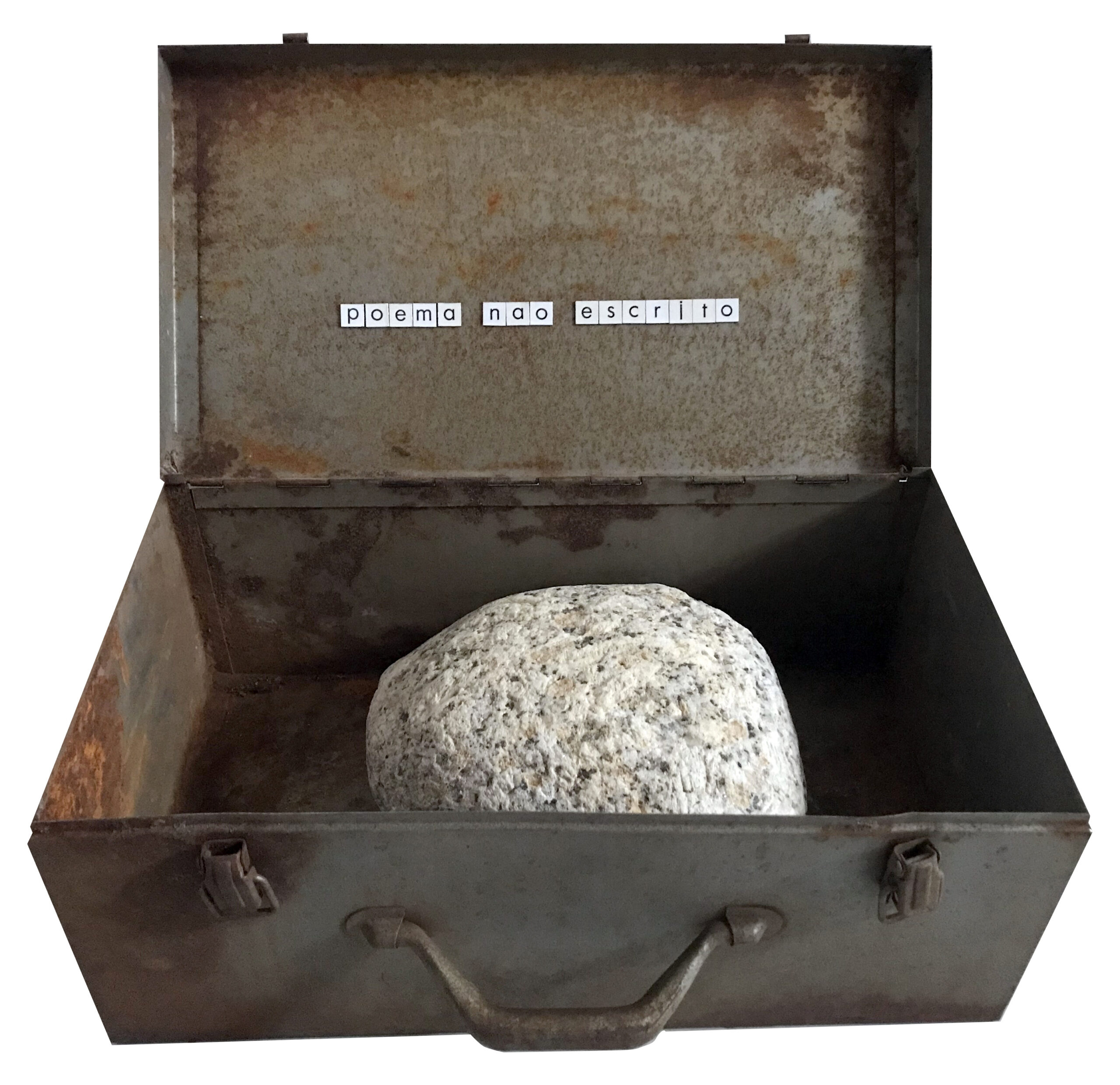 Poema não escrito Lettres, granit, valise métal 65 x 50 x 25 cm