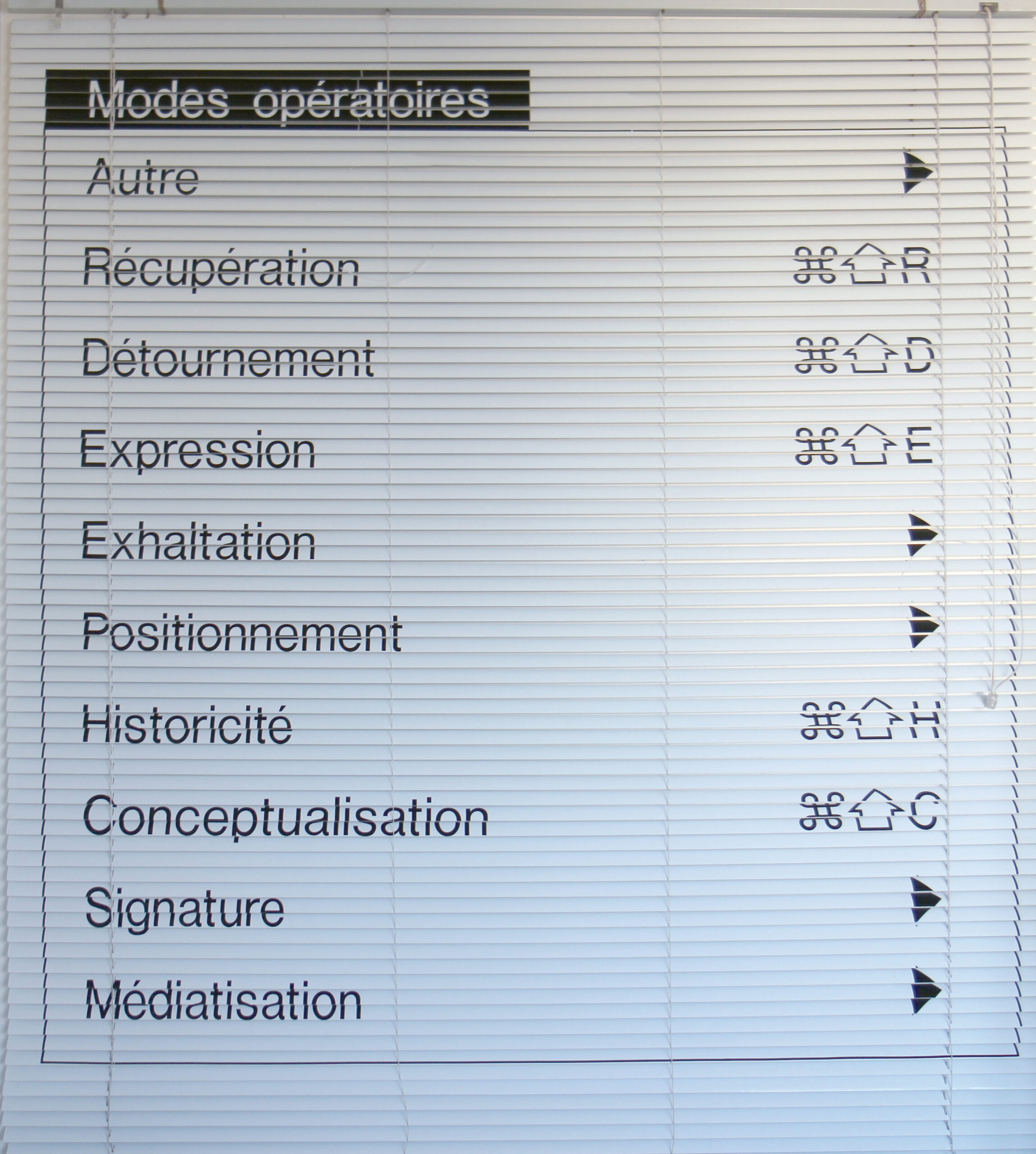 Art partner 2 Technique mixte, lettres adhésives sur store, 170 x 150 cm
