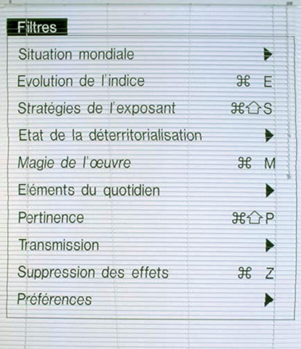 Art partner 3 Technique mixte, lettres adhésives sur store, 170 x 150 cm